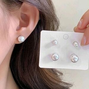 2 pairs of pearl earrings